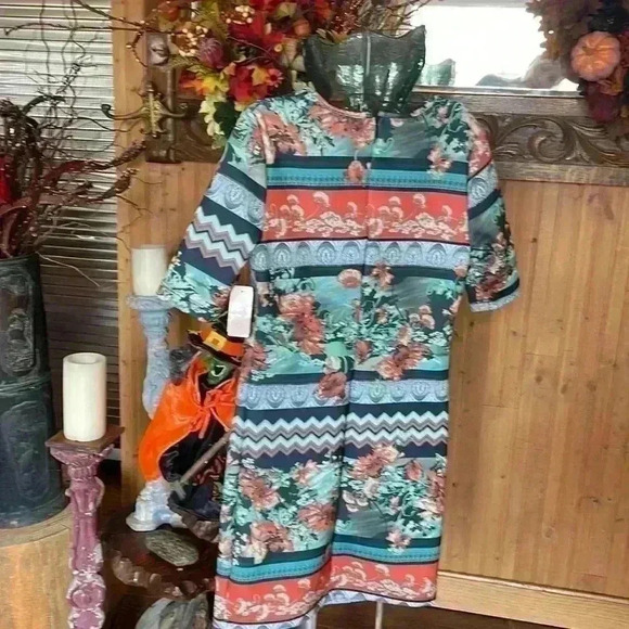 Ladies Romeo and Juliet  dress. Size medium. New with tags. - Picture 4 of 7